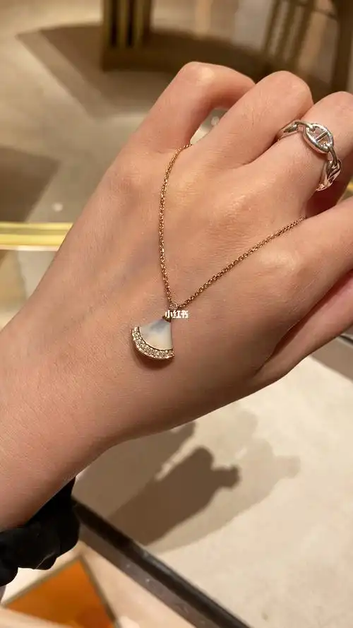 宝格丽白贝母小扇子项链