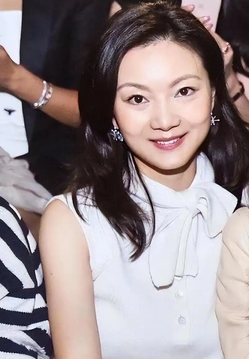 中国电影界的巨匠张艺谋已与妻子陈婷离婚,离婚原因涉及资产转移和