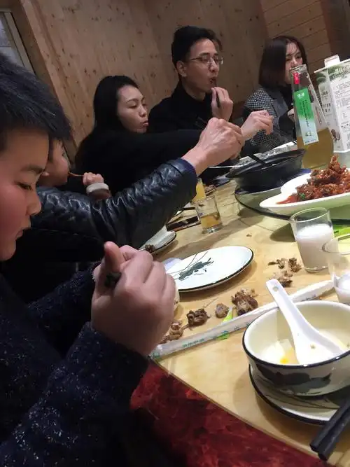 到了该吃饭的点了,大家围着圆桌坐满,寓意着来年大家团团圆圆!