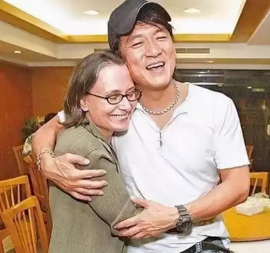 周华健和他的美国老婆,因显老被嘲像母子,今结婚34年恩爱如初