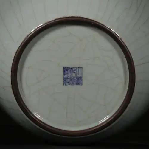 大清乾隆年制款官窑贯耳方尖瓶