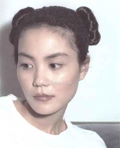 最近有网友曝出王菲20岁出头的写真照片,年轻时的王菲虽然算不上是