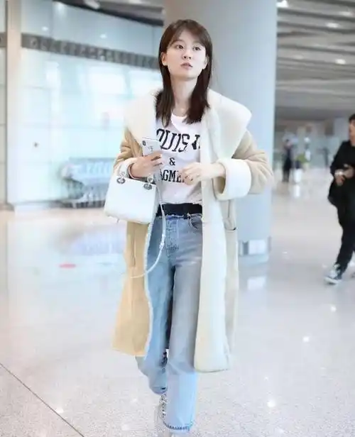 金色丸子头绿色亮片裙搭魔法棒,灵动又洋气_样式_前卫_牛仔裤