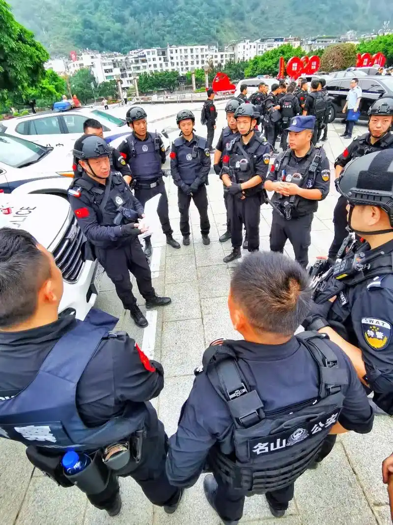 打击犯罪,他们挺身而出;紧要关头,他们冲锋在前;保护群众,他 - 抖音