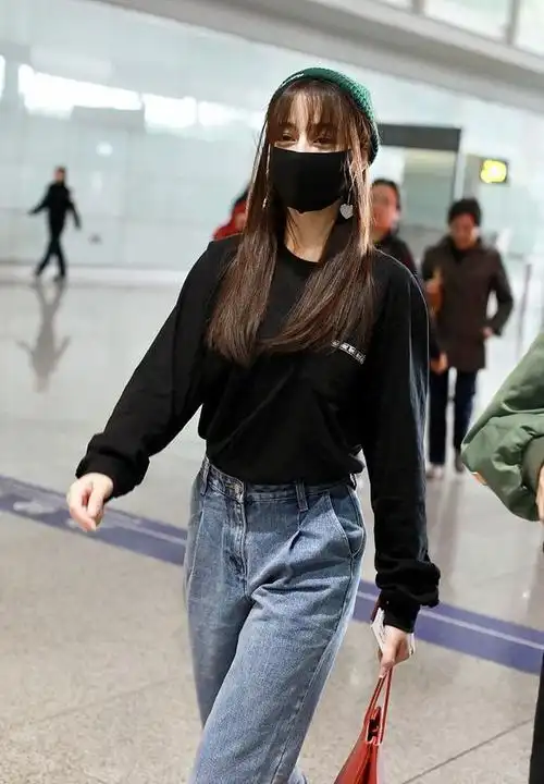 迪丽热巴素颜现身机场发型凌乱眼皮水肿疑似未休息好