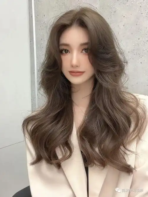 女生烫了大卷发型,一头唯美的披肩长发**具女人味也**惹眼