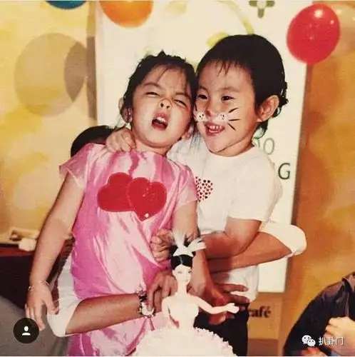 窦靖童周冬雨亲密出游上热搜,我们观一观童童的豪华朋友圈!