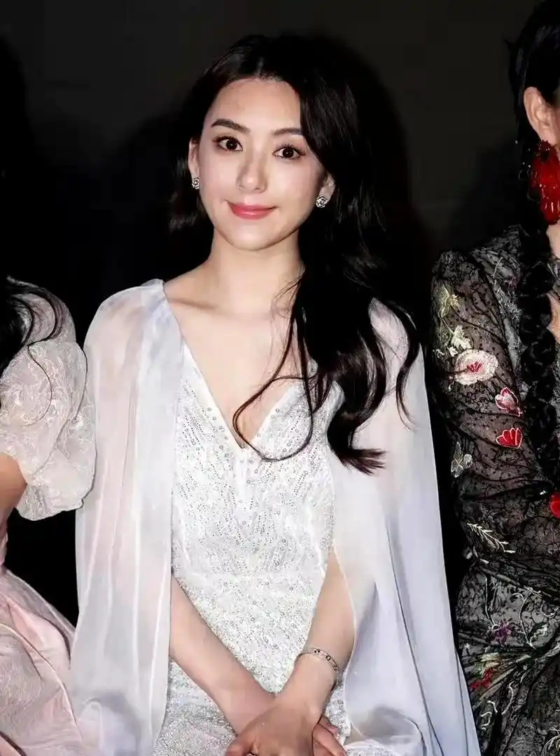 最近,郭富城的模特妻子,被称为"天王嫂"的女星方媛出席了上海时装秀.