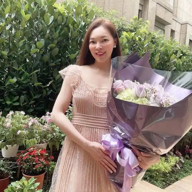 香槟色纱裙,高级温婉不同以往偏居家休闲的风格,曾馨莹则特意为周年庆