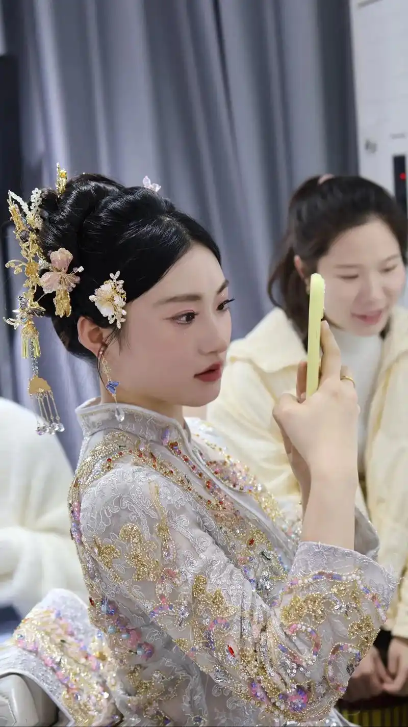 来自秀禾的高级感#新娘跟妆 #化妆师 #美出高级感 #化妆前 - 抖音