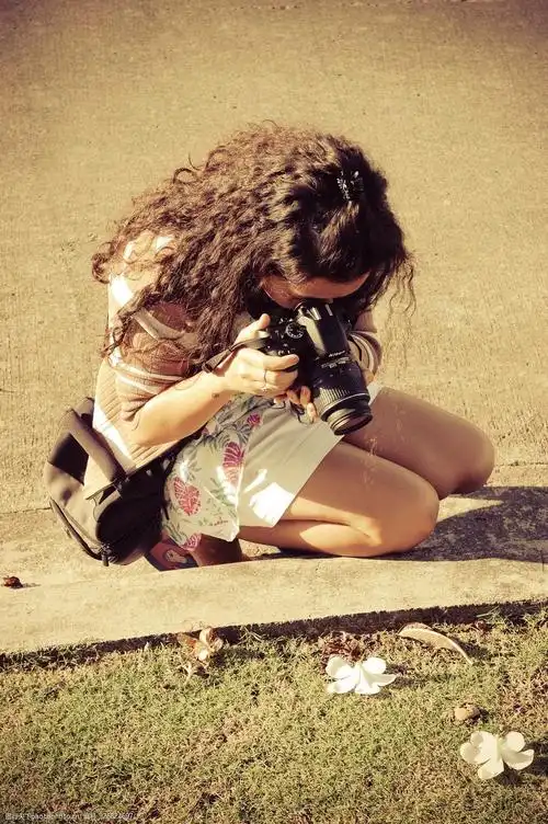 高清美女拿相机拍照图片