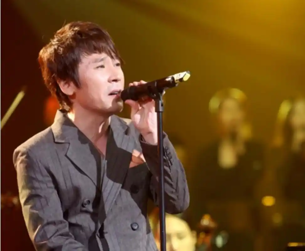 以感人的假声而著名的赵冠宇,他的声音里融入着说不出的哀伤.