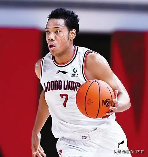 北大黑人混血球员,女友皮肤白皙颜值高,被调侃是"黑白配"|祝铭震