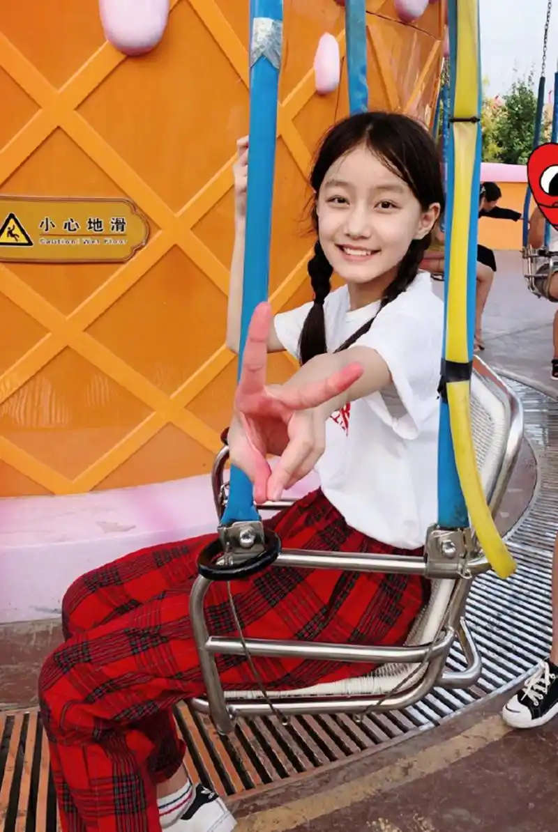 赵薇"女儿"12岁,穿红色格纹裤扎麻花辫,一双长腿真是逆天了