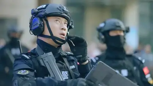 《功夫战警》陈橙试图拖住男子 为突击队员争取时间