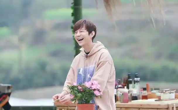 原创从大学辅导员到过生日搬来半个娱乐圈何炅到底怎么做到的