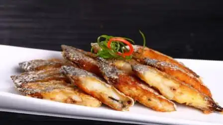 "香煎带鱼"的煎鱼小技巧,不破皮无腥味,外焦里嫩又入味