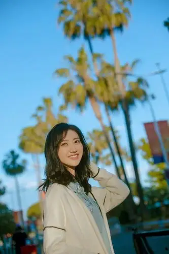 景甜晒出游玩照阳光明媚景色美人配美景超甜阳光女孩