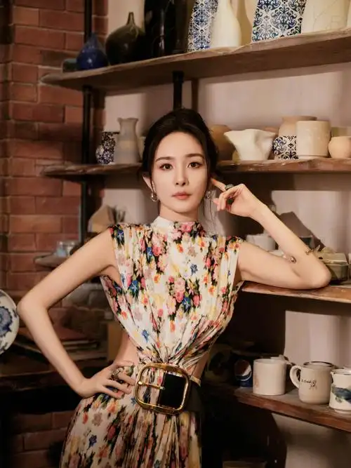 杨幂再现月牙笑