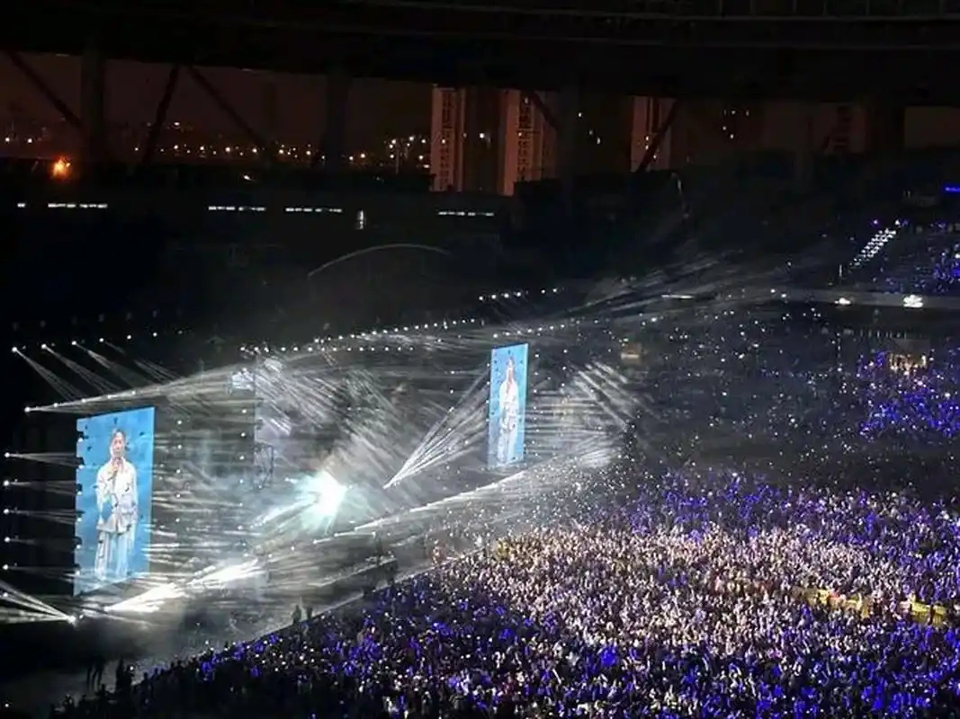 张信哲石家庄演唱会照片和小视频充斥朋友圈,现场一片蓝色海洋,目测是