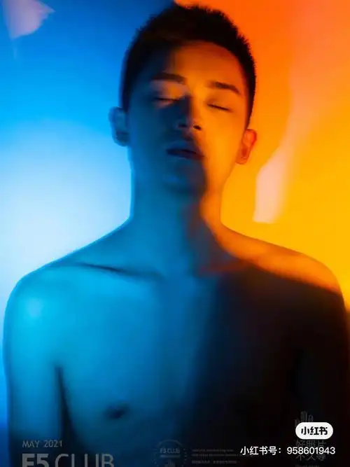 刘亚仁同款写真杂志写真