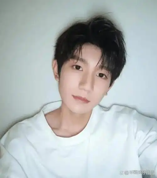 官博晒tfboys自拍照三人发型穿着神同步网友默契十足