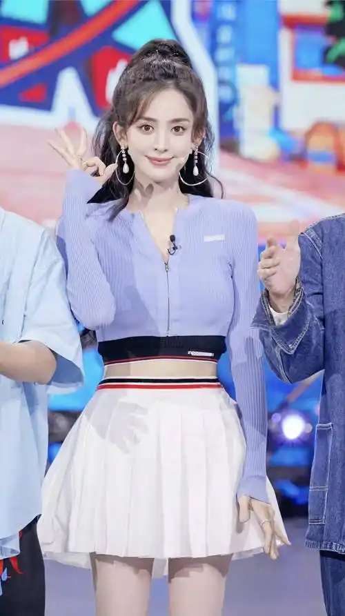 轻松驾驭红色的女人:古力娜扎的红色系穿搭,明艳动人_时尚_连衣裙