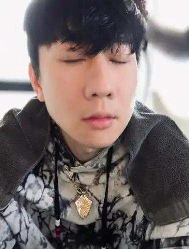 照片中,林俊杰素颜出镜,眼中充满疲惫,看起来像是没有睡醒的样子,网友