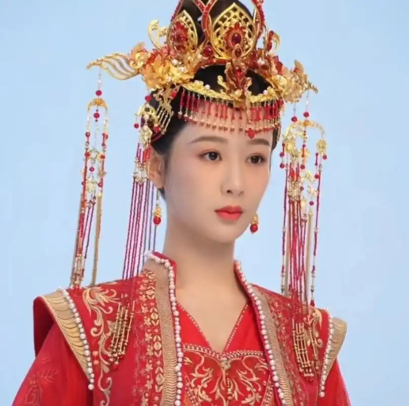 杨紫单人婚服照曝光,工作室给了近景特写,小猴紫身穿红色嫁衣,配饰