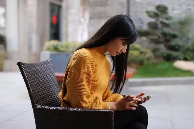 长发齐腰的女孩