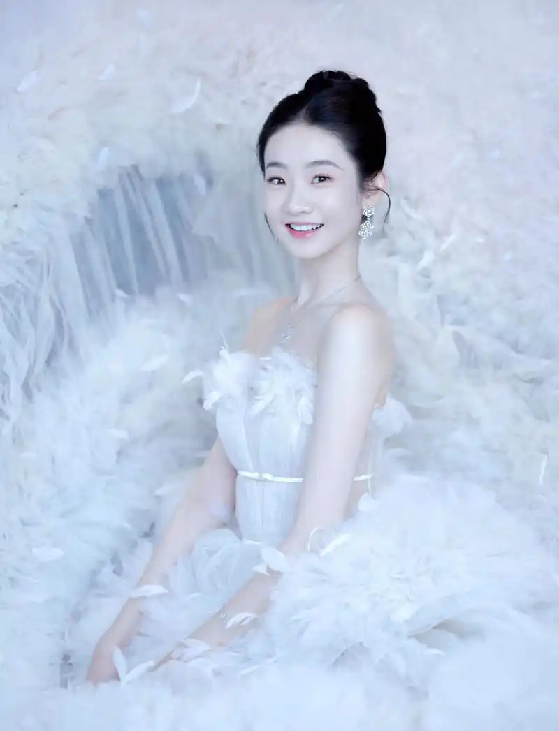 纯白蛋糕礼服裙,凡凡一笑花绽放#美女# #张艺凡