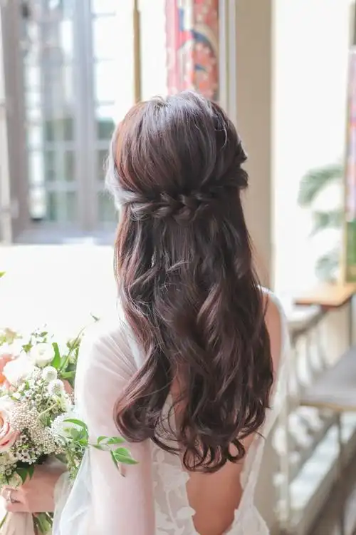 2021新娘发型潮流|婚纱发型重点在简约而具线条感|裙褂发型以编发增添