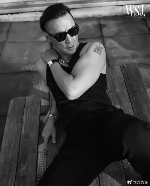 吴彦祖最新黑白大片释出 背头造型秀手臂肌肉好帅气