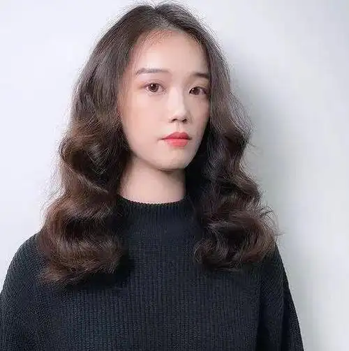 2021年最流行烫的卷发 随意自然长发发型