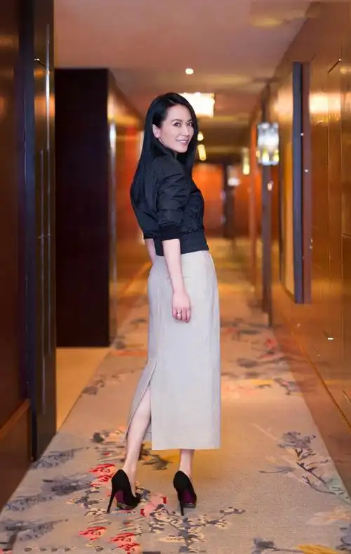 俞飞鸿厉害!一袭米色连衣裙穿出少女感,网友:岁月对她太温柔了