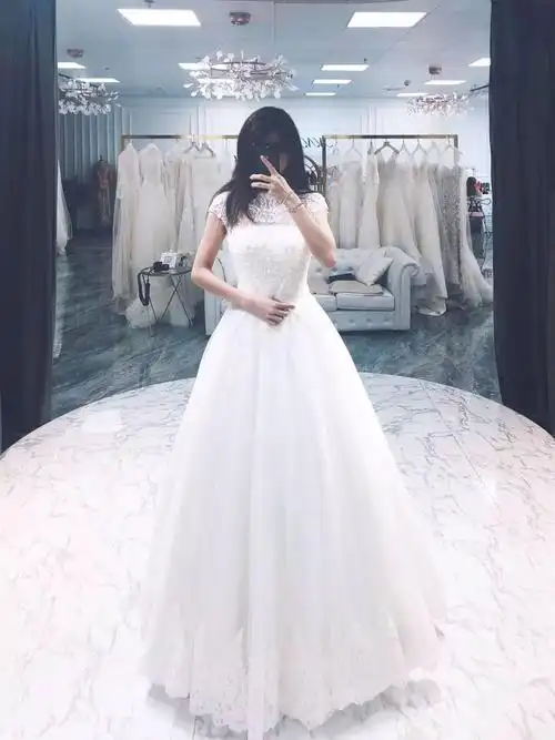 各自相中了喜欢的婚纱开始试穿利落的裁剪和满分的细节穿戴好之后少女