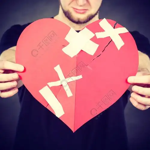 不良的人际关系分手悲伤的情绪概念纸做的很伤心年轻