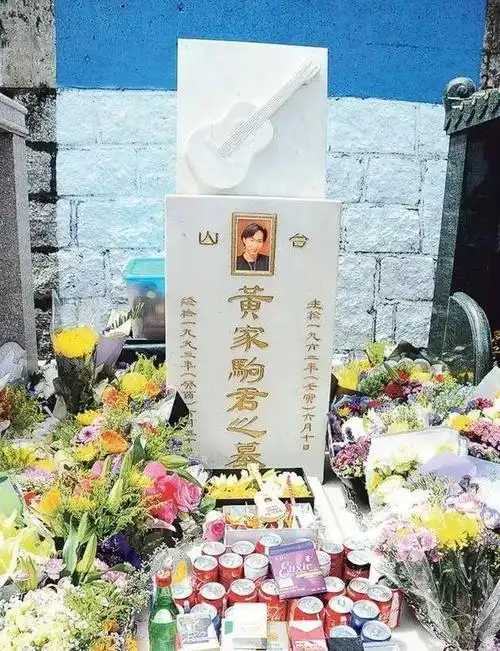 黄家驹墓碑屡遭涂鸦,蓝洁瑛墓碑被烟熏,搞破坏的人有没有下限?