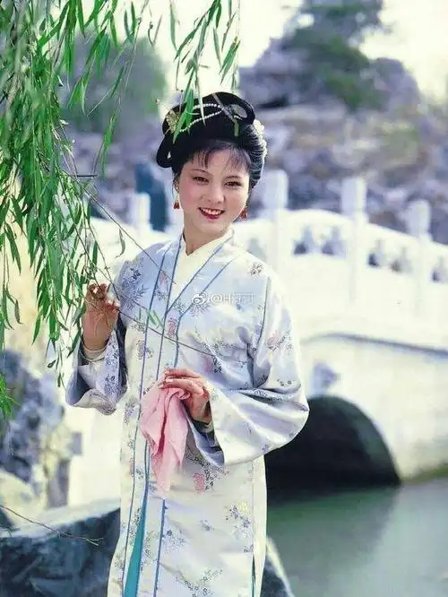 一个非常著名的观点,即认为《红楼梦》所写的「本事」是清初宫廷秘事