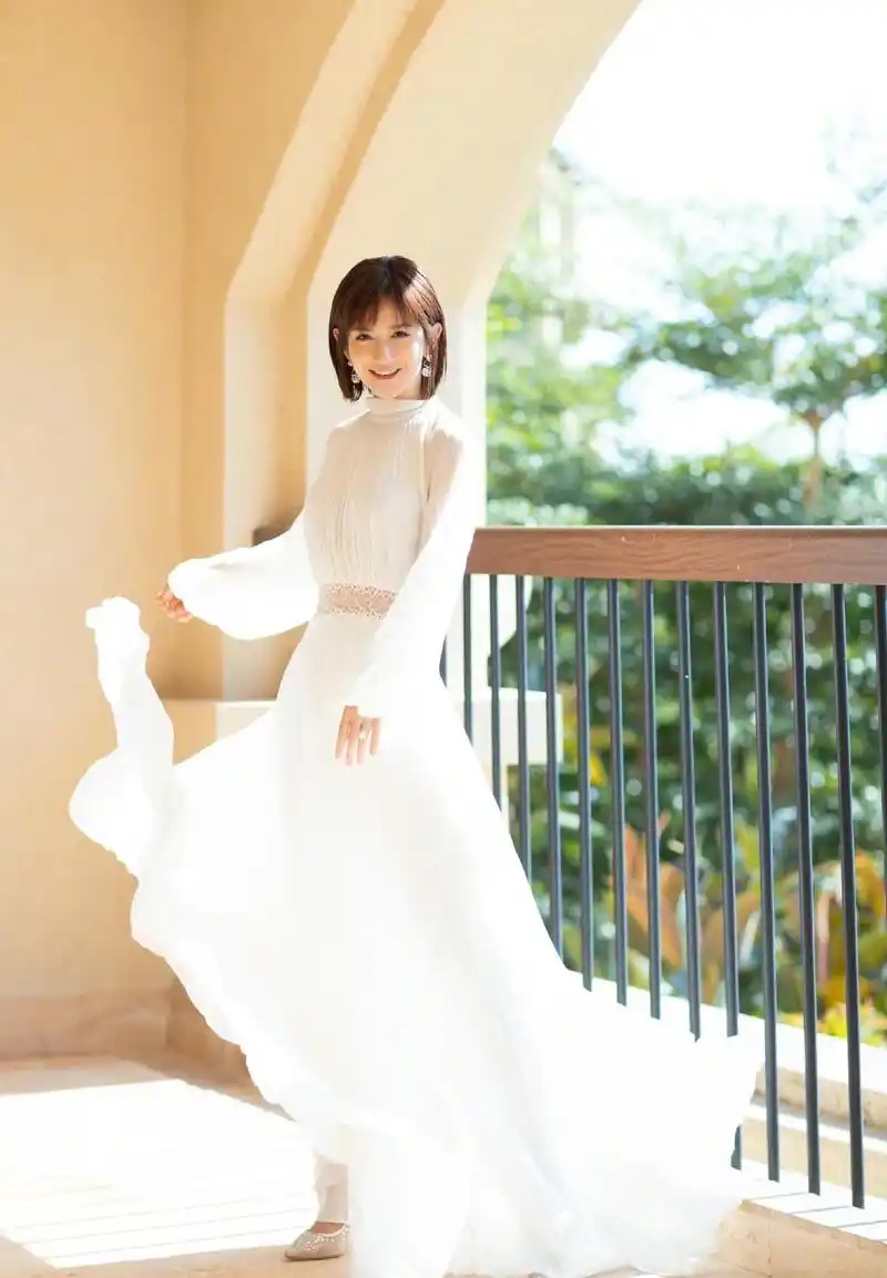 白裙 短发的谢娜惊艳!30岁 女人最该尝试这款发型