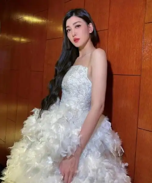 又变脸?李彩桦疑p图过度再变蛇精女,近年常因样貌变化引关注