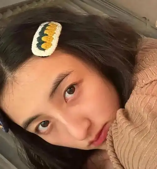 张子枫晒纯素颜自拍照 凌乱小卷发美丽又洒脱