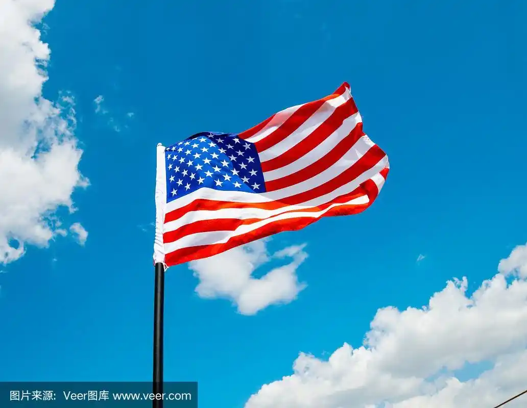 蓝天下飘扬的美国国旗