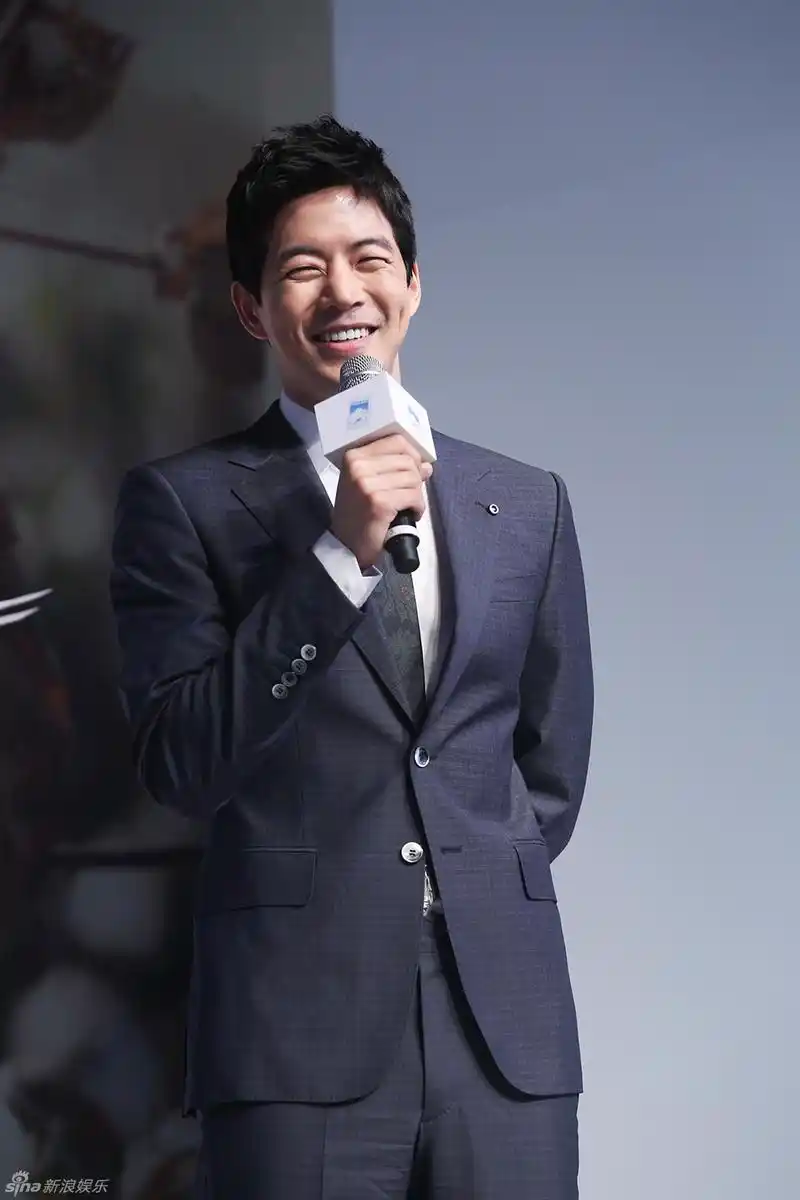 韩星李尚允出席活动 西装帅气笑容迷人