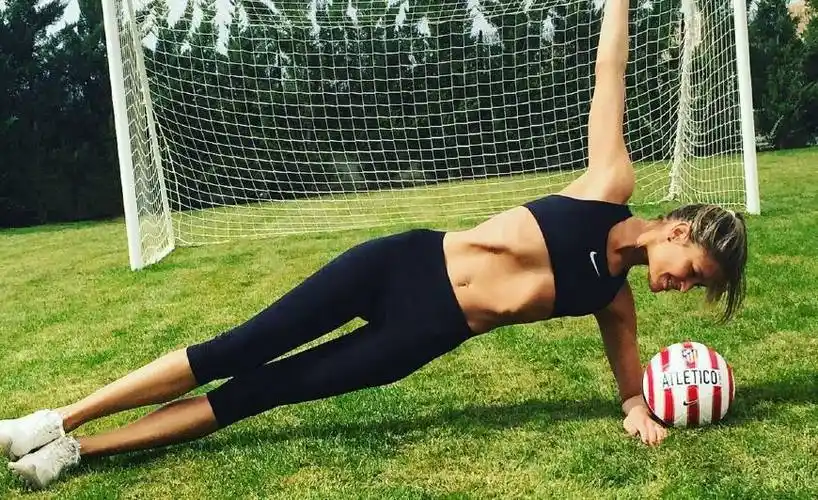 格子妻子:在马竞赢得欧冠能进历史,在巴萨功劳是梅西的