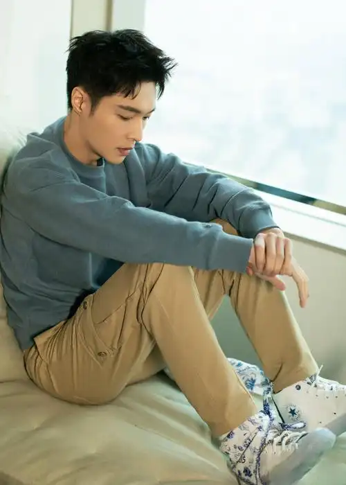 小绵羊张艺兴风格多变穿蓝色卫衣配卡其工装裤尽显潮男范