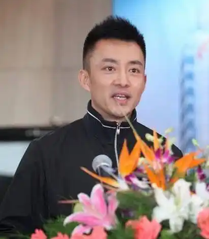 他曾是央视最帅主持人被传绯闻后离职今是爱奇艺总裁