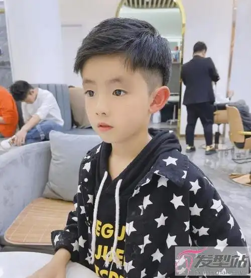 三岁男宝宝发型图片大全小男孩剃帅气短发盘点图,时尚酷男孩发型小