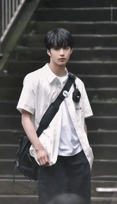 刘耀文 | 白衬衫的男高生,少年气满满~ 676767_少年气_刘耀文