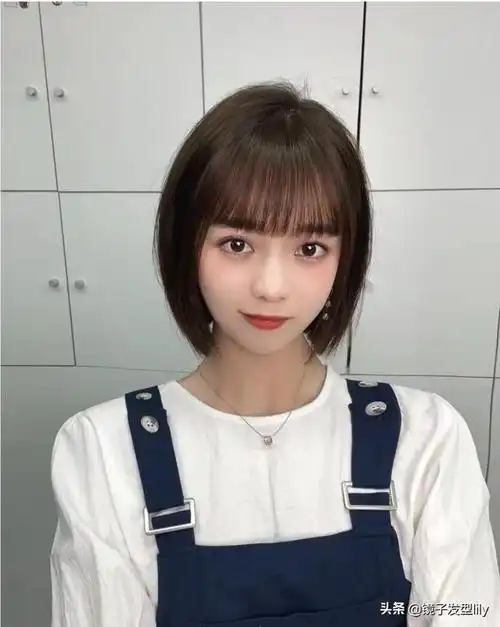 因为这种发型大多数女性朋友剪完都很减龄,也特别的瘦脸百变.